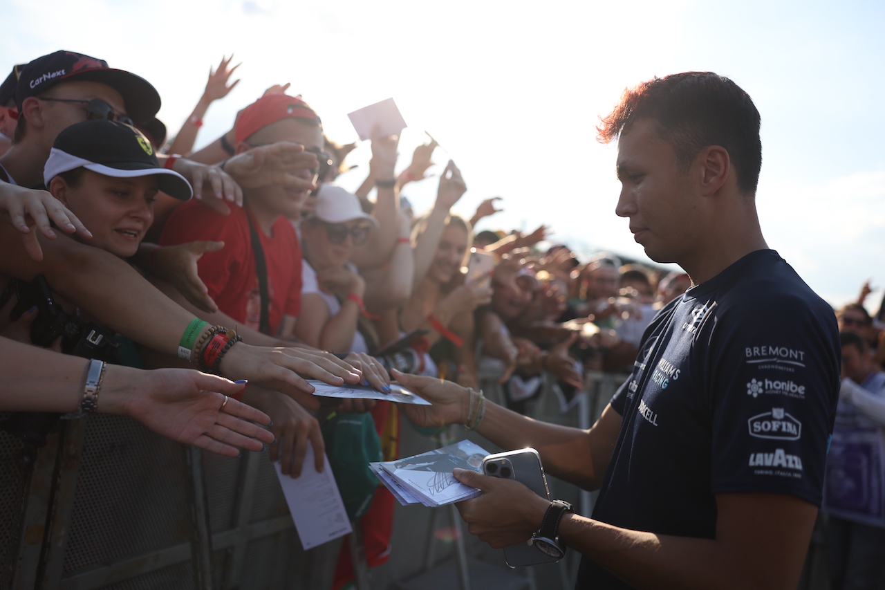 GP UNGHERIA, Alexander Albon (THA) Williams Racing with fans.
28.07.2022. Formula 1 World Championship, Rd 13, Hungarian Grand Prix, Budapest, Hungary, Preparation Day.
- www.xpbimages.com, EMail: requests@xpbimages.com © Copyright: Bearne / XPB Images