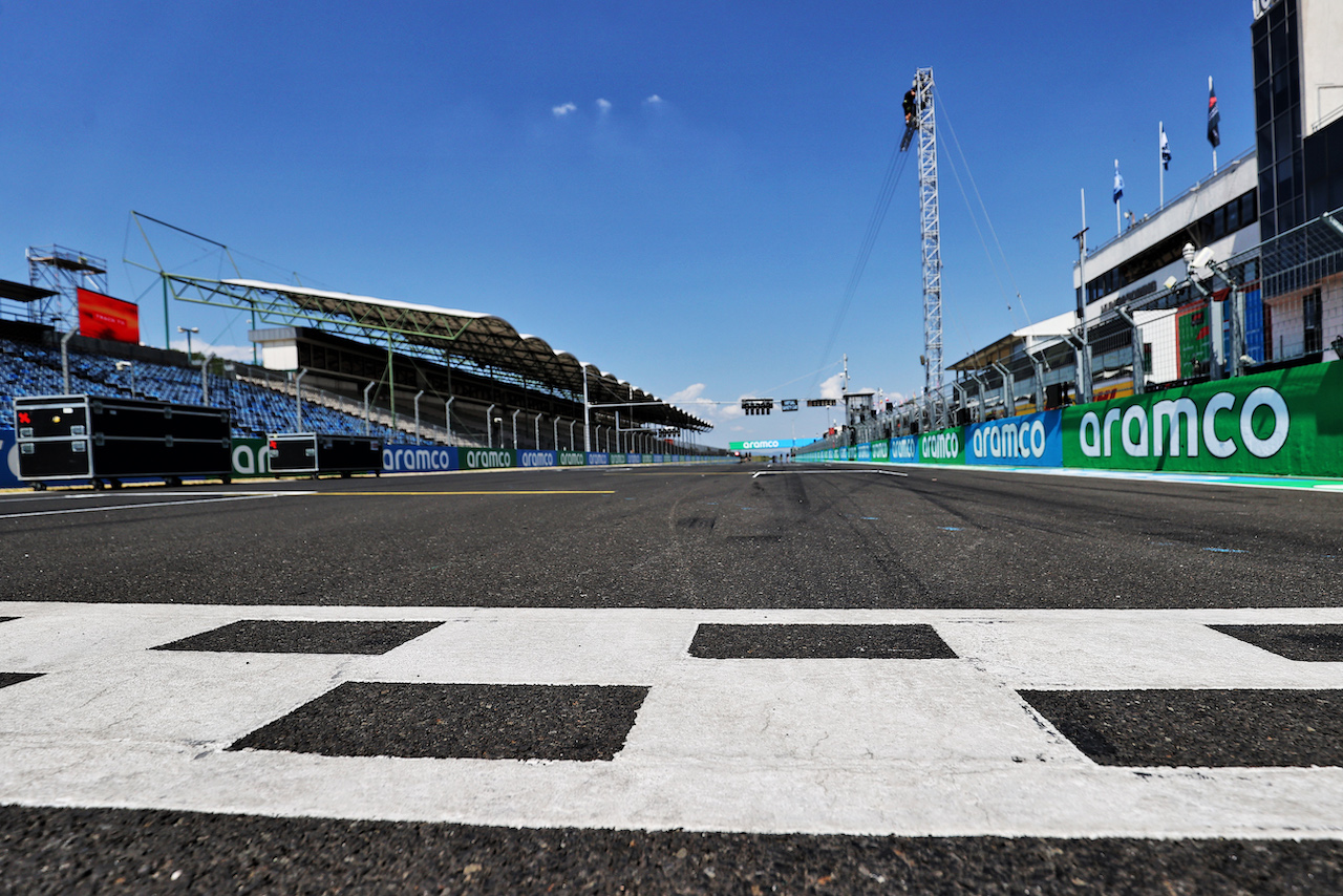 GP UNGHERIA, Circuit Atmosfera - finish line.
28.07.2022. Formula 1 World Championship, Rd 13, Hungarian Grand Prix, Budapest, Hungary, Preparation Day.
- www.xpbimages.com, EMail: requests@xpbimages.com © Copyright: Moy / XPB Images