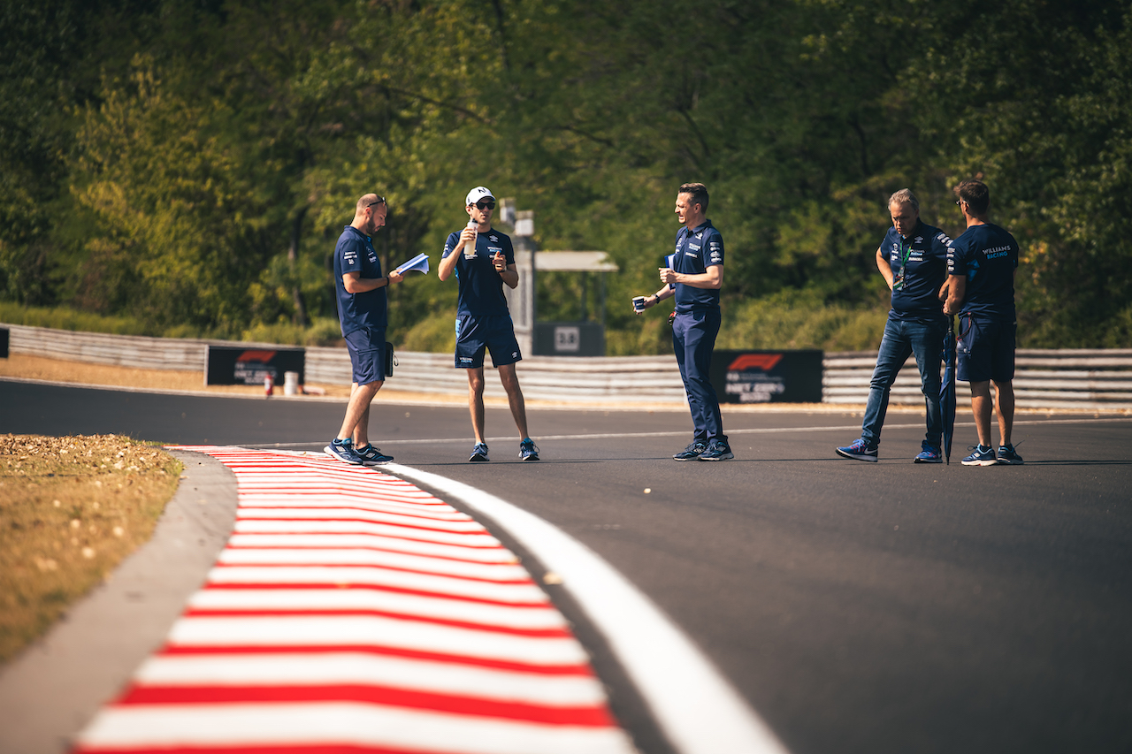 GP UNGHERIA, Nicholas Latifi (CDN) Williams Racing walks the circuit with the team.
28.07.2022. Formula 1 World Championship, Rd 13, Hungarian Grand Prix, Budapest, Hungary, Preparation Day.
- www.xpbimages.com, EMail: requests@xpbimages.com © Copyright: Bearne / XPB Images