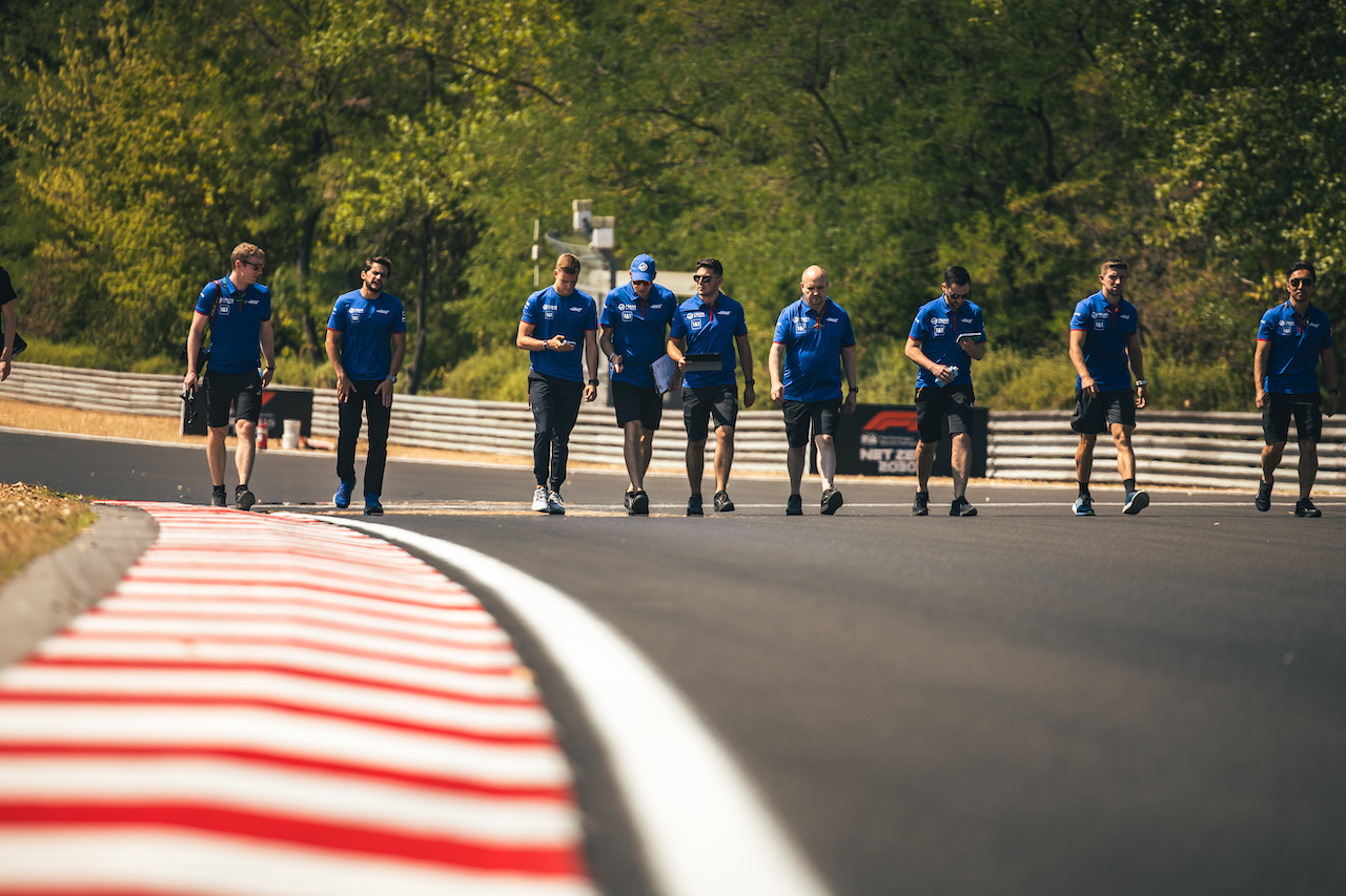 GP UNGHERIA, Mick Schumacher (GER) Haas F1 Team walks the circuit with the team.
28.07.2022. Formula 1 World Championship, Rd 13, Hungarian Grand Prix, Budapest, Hungary, Preparation Day.
- www.xpbimages.com, EMail: requests@xpbimages.com © Copyright: Bearne / XPB Images