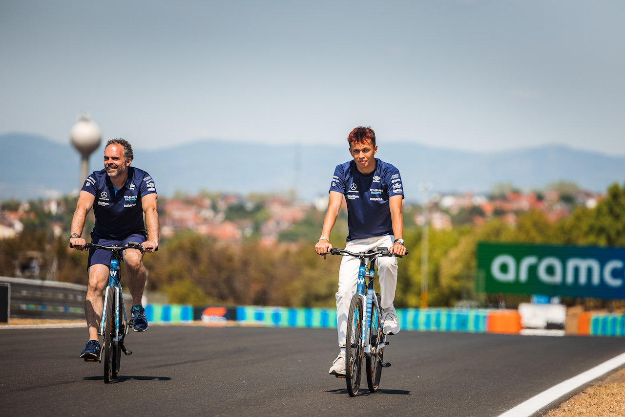 GP UNGHERIA, Alexander Albon (THA) Williams Racing rides the circuit with the team.
28.07.2022. Formula 1 World Championship, Rd 13, Hungarian Grand Prix, Budapest, Hungary, Preparation Day.
- www.xpbimages.com, EMail: requests@xpbimages.com © Copyright: Bearne / XPB Images