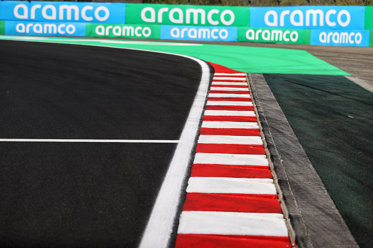 GP UNGHERIA, Circuit Atmosfera - kerb detail.
28.07.2022. Formula 1 World Championship, Rd 13, Hungarian Grand Prix, Budapest, Hungary, Preparation Day.
- www.xpbimages.com, EMail: requests@xpbimages.com © Copyright: Moy / XPB Images
