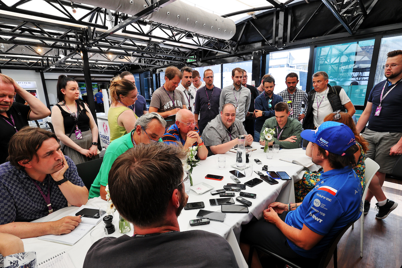 GP UNGHERIA, Fernando Alonso (ESP) Alpine F1 Team with the media.
28.07.2022. Formula 1 World Championship, Rd 13, Hungarian Grand Prix, Budapest, Hungary, Preparation Day.
- www.xpbimages.com, EMail: requests@xpbimages.com © Copyright: Moy / XPB Images