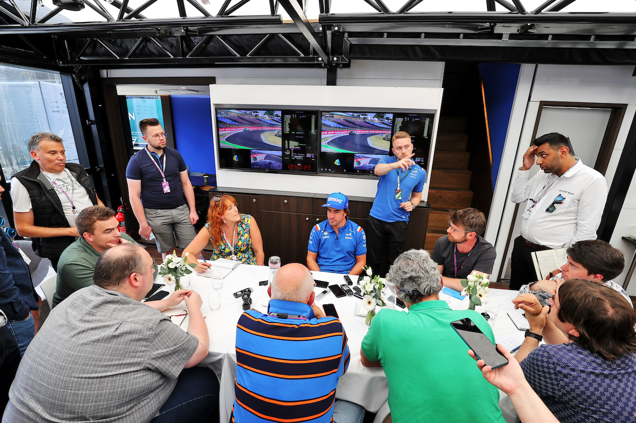 GP UNGHERIA, Fernando Alonso (ESP) Alpine F1 Team with the media.
28.07.2022. Formula 1 World Championship, Rd 13, Hungarian Grand Prix, Budapest, Hungary, Preparation Day.
- www.xpbimages.com, EMail: requests@xpbimages.com © Copyright: Moy / XPB Images