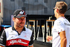 GP UNGHERIA, Valtteri Bottas (FIN) Alfa Romeo F1 Team e George Russell (GBR) Mercedes AMG F1.
28.07.2022. Formula 1 World Championship, Rd 13, Hungarian Grand Prix, Budapest, Hungary, Preparation Day.
- www.xpbimages.com, EMail: requests@xpbimages.com © Copyright: Batchelor / XPB Images