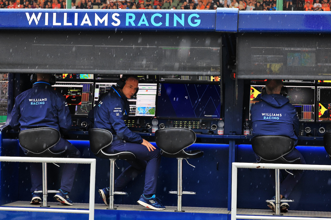 GP UNGHERIA, Williams Racing pit gantry.
30.07.2022. Formula 1 World Championship, Rd 13, Hungarian Grand Prix, Budapest, Hungary, Qualifiche Day.
- www.xpbimages.com, EMail: requests@xpbimages.com © Copyright: Bearne / XPB Images