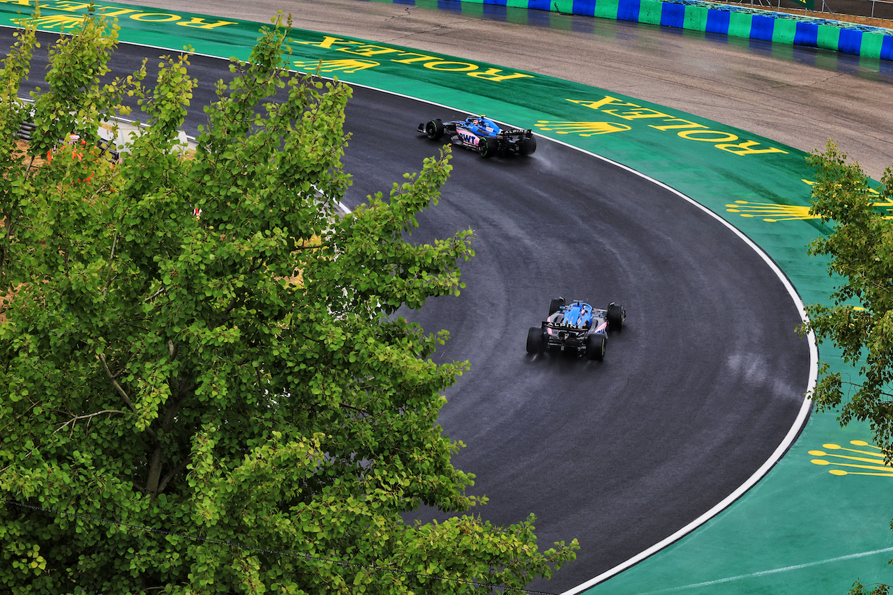 GP UNGHERIA, Esteban Ocon (FRA) Alpine F1 Team A522 davanti a team mate Fernando Alonso (ESP) Alpine F1 Team A522.
30.07.2022. Formula 1 World Championship, Rd 13, Hungarian Grand Prix, Budapest, Hungary, Qualifiche Day.
- www.xpbimages.com, EMail: requests@xpbimages.com © Copyright: Bearne / XPB Images