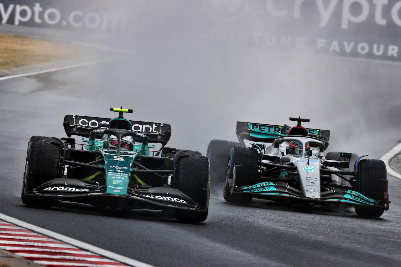 GP UNGHERIA, Sebastian Vettel (GER) Aston Martin F1 Team AMR22 e George Russell (GBR) Mercedes AMG F1 W13.
30.07.2022. Formula 1 World Championship, Rd 13, Hungarian Grand Prix, Budapest, Hungary, Qualifiche Day.
- www.xpbimages.com, EMail: requests@xpbimages.com © Copyright: Moy / XPB Images