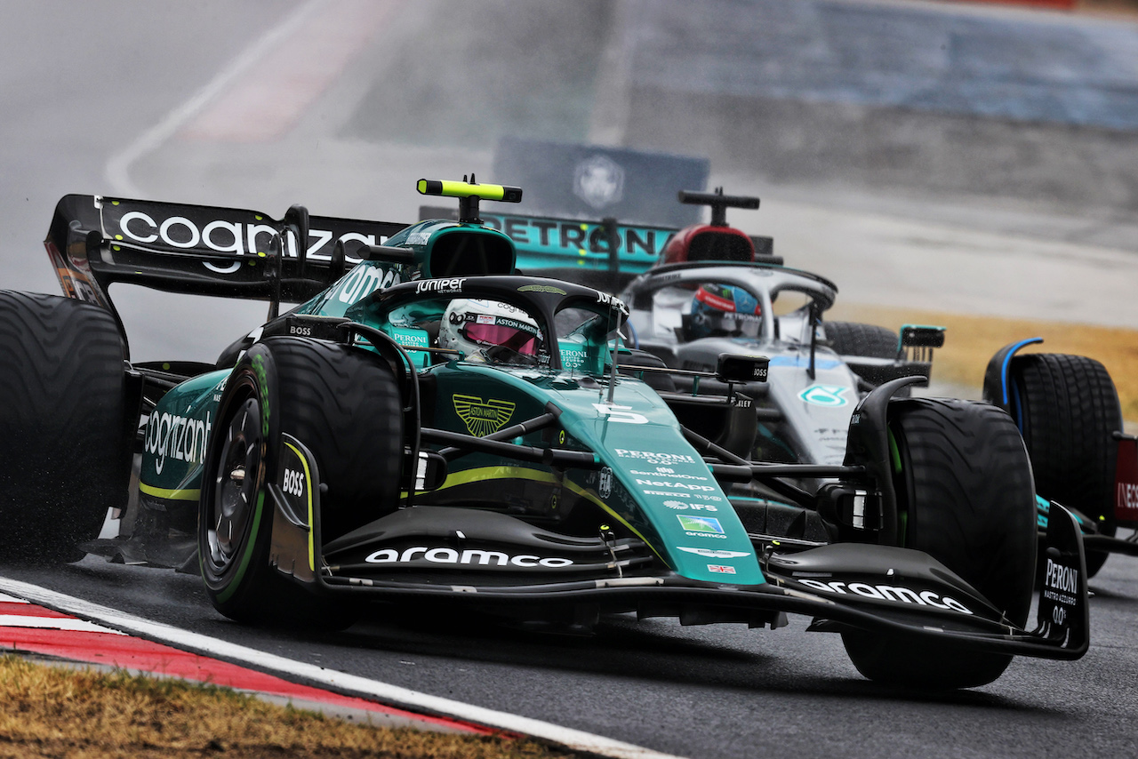 GP UNGHERIA, Sebastian Vettel (GER) Aston Martin F1 Team AMR22 e George Russell (GBR) Mercedes AMG F1 W13.
30.07.2022. Formula 1 World Championship, Rd 13, Hungarian Grand Prix, Budapest, Hungary, Qualifiche Day.
- www.xpbimages.com, EMail: requests@xpbimages.com © Copyright: Moy / XPB Images