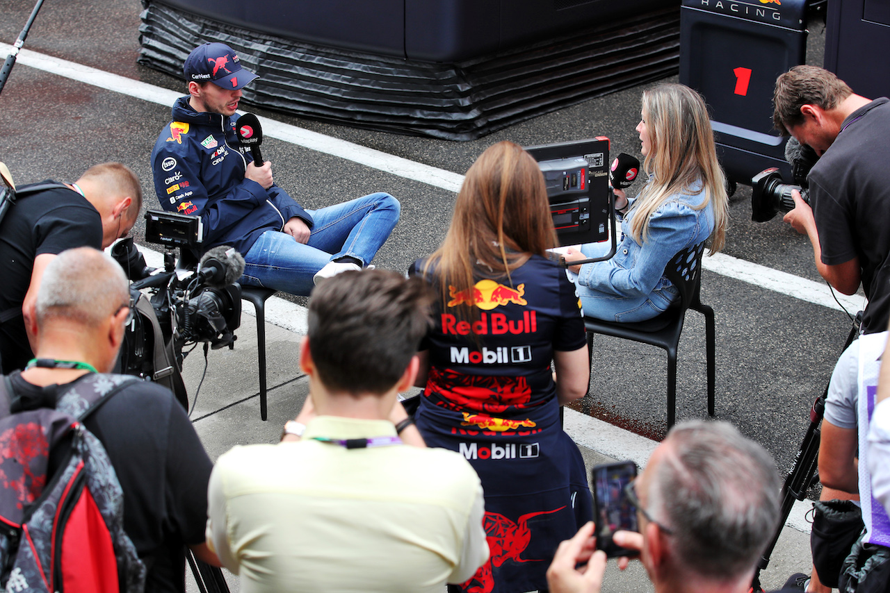 GP UNGHERIA, Max Verstappen (NLD) Red Bull Racing with the media.
30.07.2022. Formula 1 World Championship, Rd 13, Hungarian Grand Prix, Budapest, Hungary, Qualifiche Day.
 - www.xpbimages.com, EMail: requests@xpbimages.com © Copyright: Coates / XPB Images