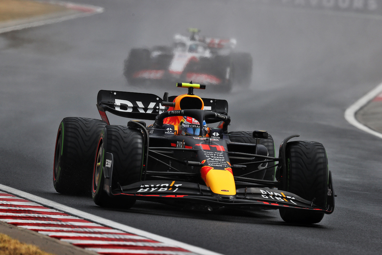 GP UNGHERIA, Sergio Perez (MEX) Red Bull Racing RB18.
30.07.2022. Formula 1 World Championship, Rd 13, Hungarian Grand Prix, Budapest, Hungary, Qualifiche Day.
- www.xpbimages.com, EMail: requests@xpbimages.com © Copyright: Moy / XPB Images