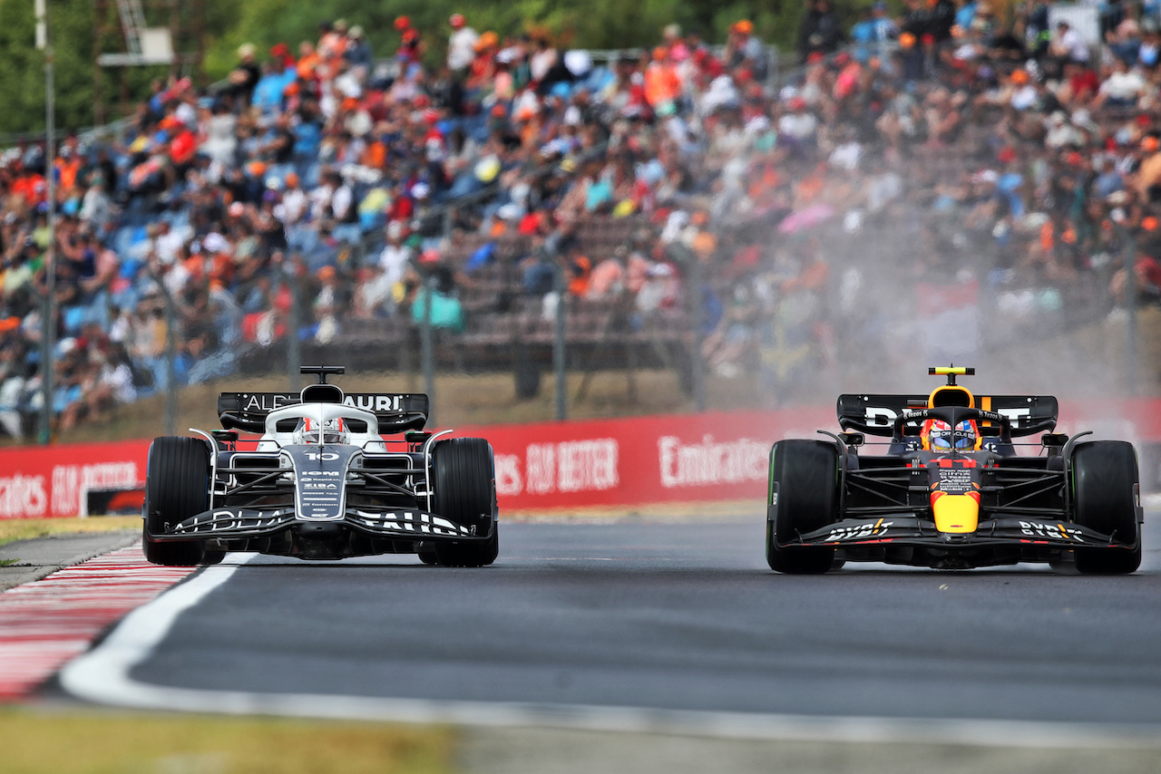 GP UNGHERIA, Pierre Gasly (FRA) AlphaTauri AT03 e Sergio Perez (MEX) Red Bull Racing RB18.
30.07.2022. Formula 1 World Championship, Rd 13, Hungarian Grand Prix, Budapest, Hungary, Qualifiche Day.
 - www.xpbimages.com, EMail: requests@xpbimages.com © Copyright: Coates / XPB Images