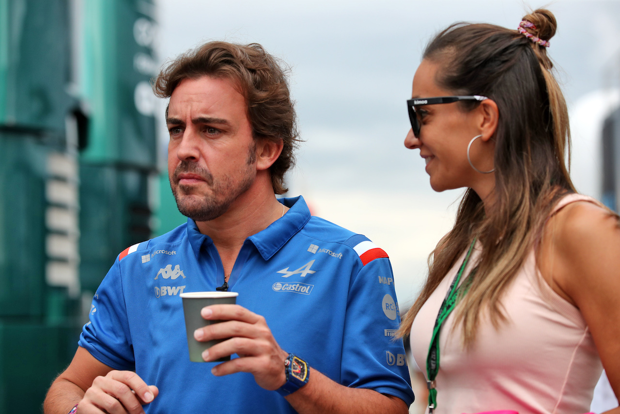 GP UNGHERIA, (L to R): Fernando Alonso (ESP) Alpine F1 Team with Domenica Andrea Schlager (AUT) Journalist.
30.07.2022. Formula 1 World Championship, Rd 13, Hungarian Grand Prix, Budapest, Hungary, Qualifiche Day.
 - www.xpbimages.com, EMail: requests@xpbimages.com © Copyright: Coates / XPB Images