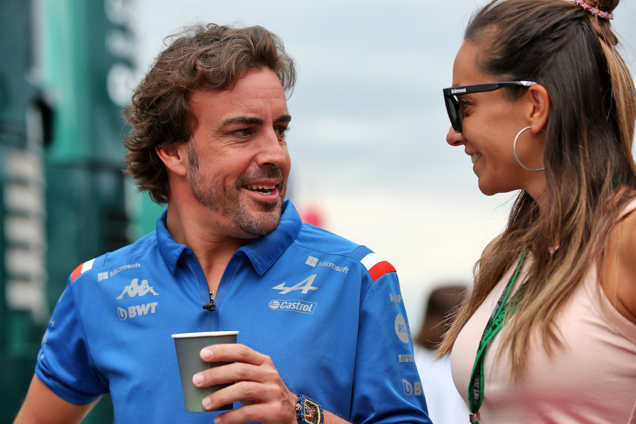 GP UNGHERIA, (L to R): Fernando Alonso (ESP) Alpine F1 Team with Domenica Andrea Schlager (AUT) Journalist.
30.07.2022. Formula 1 World Championship, Rd 13, Hungarian Grand Prix, Budapest, Hungary, Qualifiche Day.
 - www.xpbimages.com, EMail: requests@xpbimages.com © Copyright: Coates / XPB Images