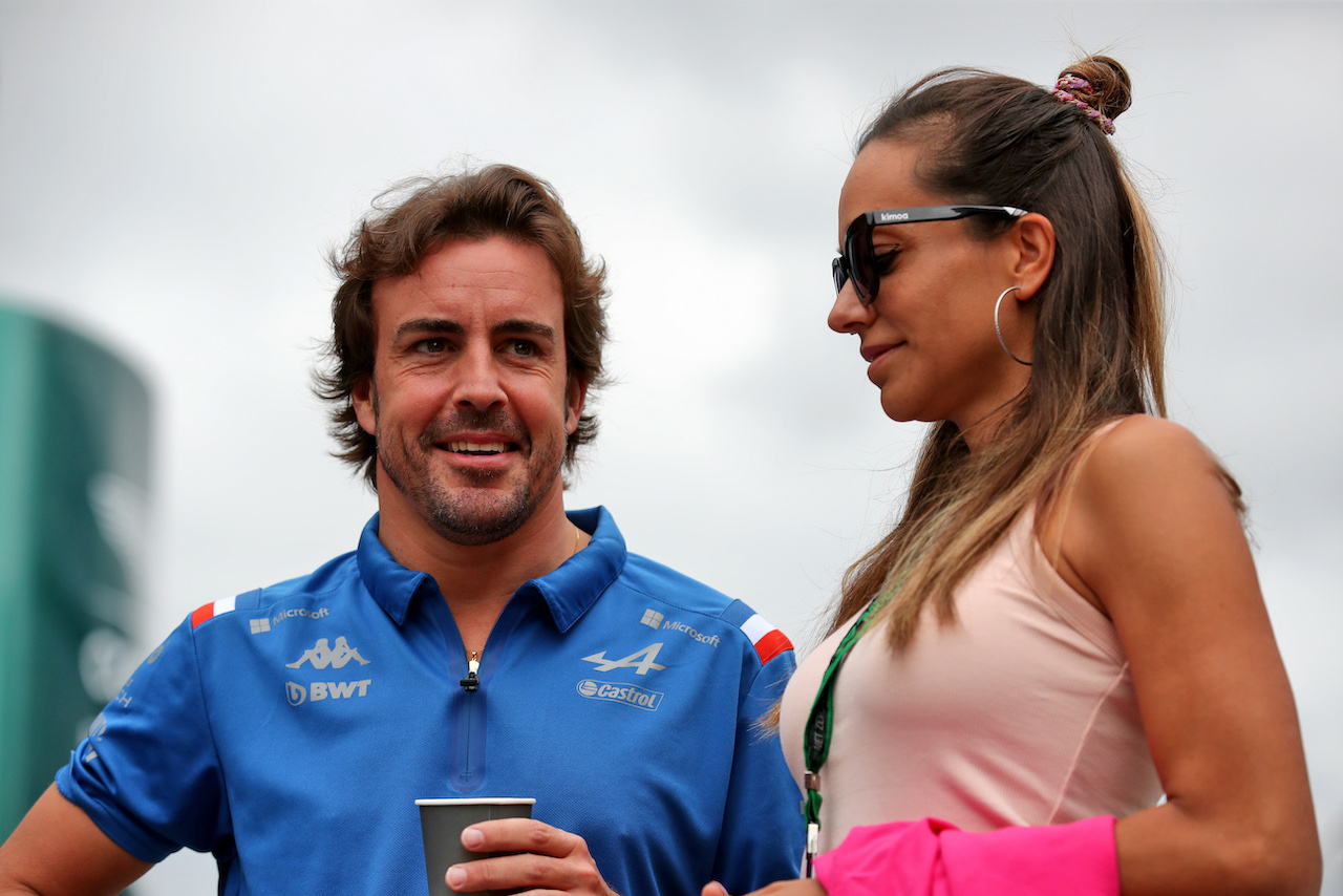 GP UNGHERIA, (L to R): Fernando Alonso (ESP) Alpine F1 Team with Domenica Andrea Schlager (AUT) Journalist.
30.07.2022. Formula 1 World Championship, Rd 13, Hungarian Grand Prix, Budapest, Hungary, Qualifiche Day.
 - www.xpbimages.com, EMail: requests@xpbimages.com © Copyright: Coates / XPB Images