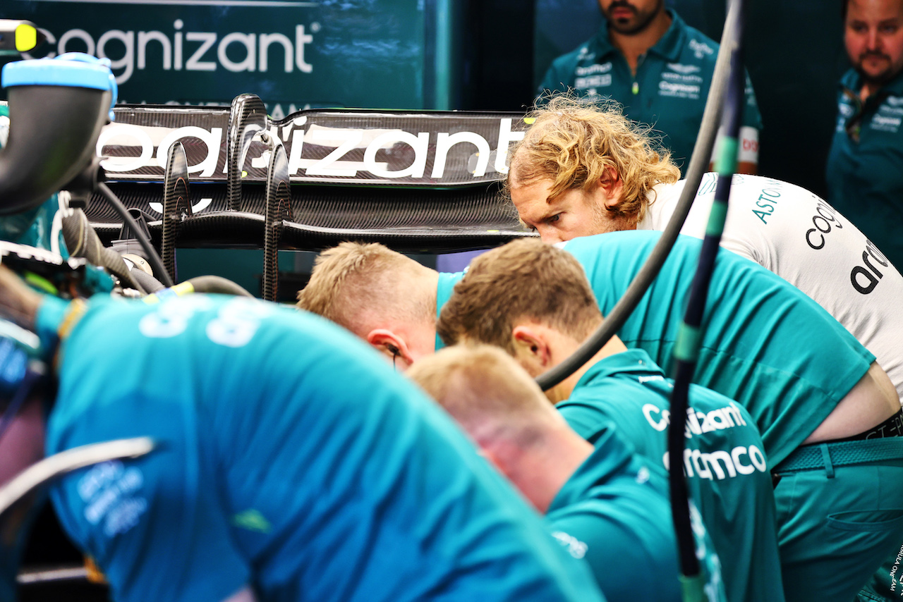 GP UNGHERIA, Sebastian Vettel (GER) Aston Martin F1 Team helps with the repairs of his Aston Martin F1 Team AMR22.
30.07.2022. Formula 1 World Championship, Rd 13, Hungarian Grand Prix, Budapest, Hungary, Qualifiche Day.
- www.xpbimages.com, EMail: requests@xpbimages.com © Copyright: Batchelor / XPB Images