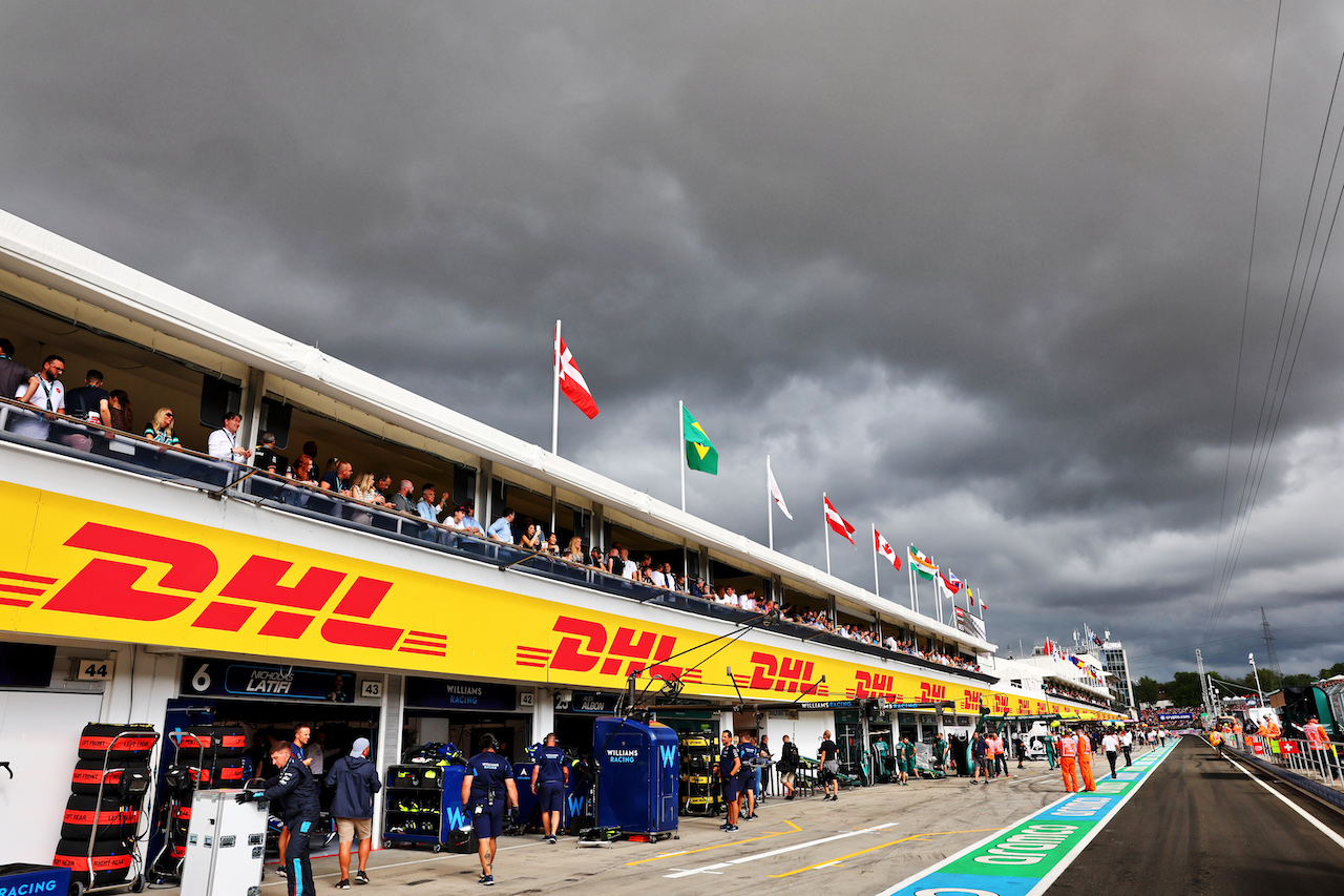 GP UNGHERIA, Circuit Atmosfera - dark clouds over the pit lane before qualifying.
30.07.2022. Formula 1 World Championship, Rd 13, Hungarian Grand Prix, Budapest, Hungary, Qualifiche Day.
- www.xpbimages.com, EMail: requests@xpbimages.com © Copyright: Batchelor / XPB Images