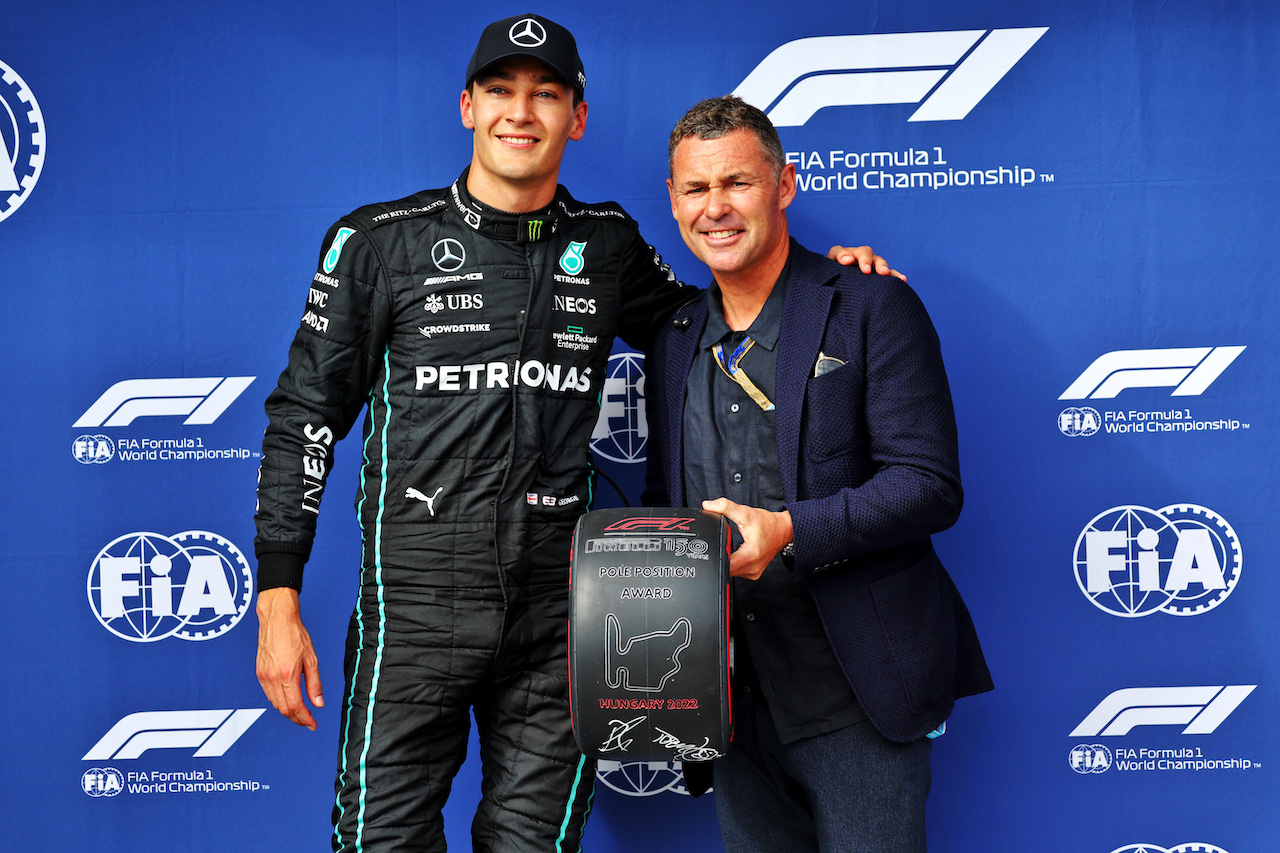 GP UNGHERIA, (L to R): Pole sitter George Russell (GBR) Mercedes AMG F1 celebrates in qualifying parc ferme with Tom Kristensen (DEN).
30.07.2022. Formula 1 World Championship, Rd 13, Hungarian Grand Prix, Budapest, Hungary, Qualifiche Day.
- www.xpbimages.com, EMail: requests@xpbimages.com © Copyright: Batchelor / XPB Images