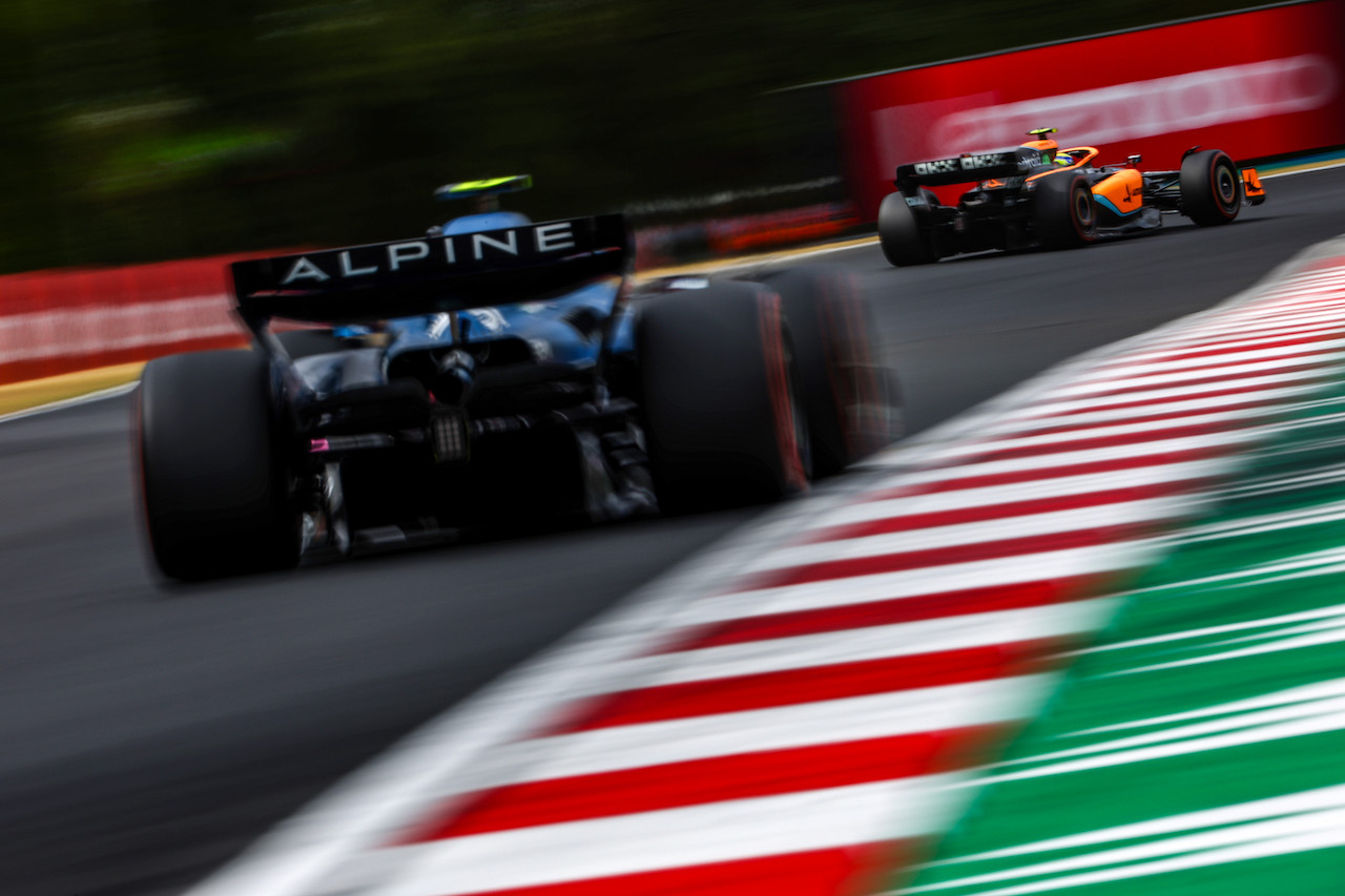 GP UNGHERIA, Lando Norris (GBR), McLaren F1 Team e Esteban Ocon (FRA), Alpine F1 Team 
30.07.2022. Formula 1 World Championship, Rd 13, Hungarian Grand Prix, Budapest, Hungary, Qualifiche Day.
- www.xpbimages.com, EMail: requests@xpbimages.com © Copyright: Charniaux / XPB Images