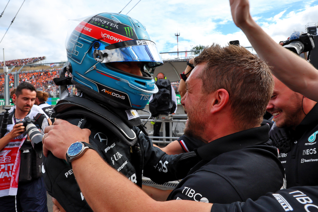 GP UNGHERIA, George Russell (GBR) Mercedes AMG F1 celebrates his pole position in qualifying parc ferme with the team.
30.07.2022. Formula 1 World Championship, Rd 13, Hungarian Grand Prix, Budapest, Hungary, Qualifiche Day.
- www.xpbimages.com, EMail: requests@xpbimages.com © Copyright: Batchelor / XPB Images