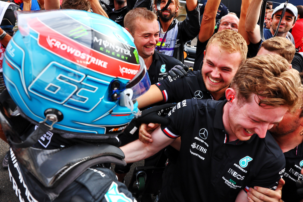 GP UNGHERIA, George Russell (GBR) Mercedes AMG F1 celebrates his pole position in qualifying parc ferme with the team.
30.07.2022. Formula 1 World Championship, Rd 13, Hungarian Grand Prix, Budapest, Hungary, Qualifiche Day.
- www.xpbimages.com, EMail: requests@xpbimages.com © Copyright: Batchelor / XPB Images