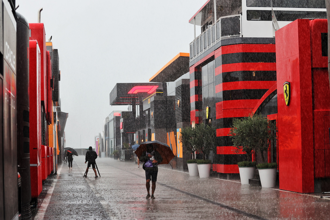 GP UNGHERIA, Circuit Atmosfera - rain falls in the paddock.
30.07.2022. Formula 1 World Championship, Rd 13, Hungarian Grand Prix, Budapest, Hungary, Qualifiche Day.
- www.xpbimages.com, EMail: requests@xpbimages.com © Copyright: Moy / XPB Images