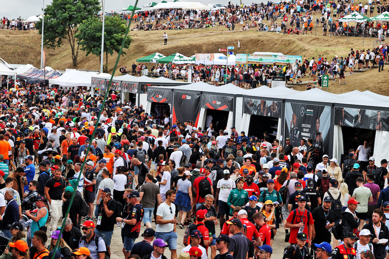 GP UNGHERIA, Circuit Atmosfera - fans.
30.07.2022. Formula 1 World Championship, Rd 13, Hungarian Grand Prix, Budapest, Hungary, Qualifiche Day.
- www.xpbimages.com, EMail: requests@xpbimages.com © Copyright: Moy / XPB Images