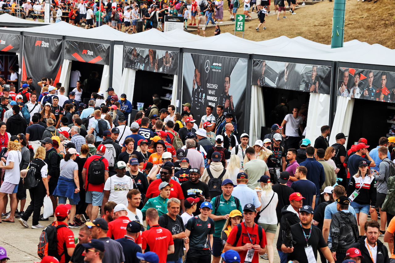 GP UNGHERIA, Circuit Atmosfera - fans.
30.07.2022. Formula 1 World Championship, Rd 13, Hungarian Grand Prix, Budapest, Hungary, Qualifiche Day.
- www.xpbimages.com, EMail: requests@xpbimages.com © Copyright: Moy / XPB Images