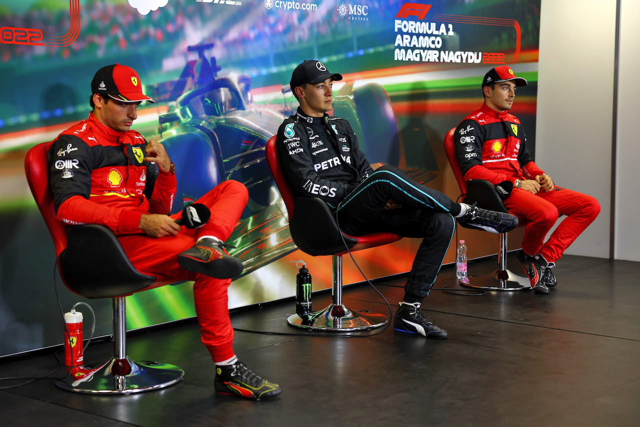 GP UNGHERIA, (L to R): Carlos Sainz Jr (ESP) Ferrari; George Russell (GBR) Mercedes AMG F1; e Charles Leclerc (MON) Ferrari, in the post qualifying FIA Press Conference.
30.07.2022. Formula 1 World Championship, Rd 13, Hungarian Grand Prix, Budapest, Hungary, Qualifiche Day.
- www.xpbimages.com, EMail: requests@xpbimages.com © Copyright: Batchelor / XPB Images