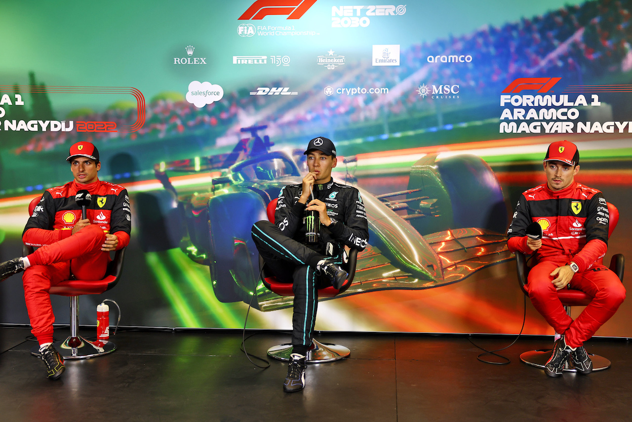 GP UNGHERIA, (L to R): Carlos Sainz Jr (ESP) Ferrari; George Russell (GBR) Mercedes AMG F1; e Charles Leclerc (MON) Ferrari, in the post qualifying FIA Press Conference.
30.07.2022. Formula 1 World Championship, Rd 13, Hungarian Grand Prix, Budapest, Hungary, Qualifiche Day.
- www.xpbimages.com, EMail: requests@xpbimages.com © Copyright: Batchelor / XPB Images