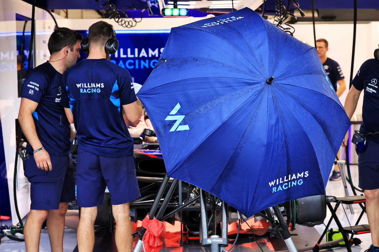 GP UNGHERIA, Williams Racing umbrella.
30.07.2022. Formula 1 World Championship, Rd 13, Hungarian Grand Prix, Budapest, Hungary, Qualifiche Day.
- www.xpbimages.com, EMail: requests@xpbimages.com © Copyright: Bearne / XPB Images