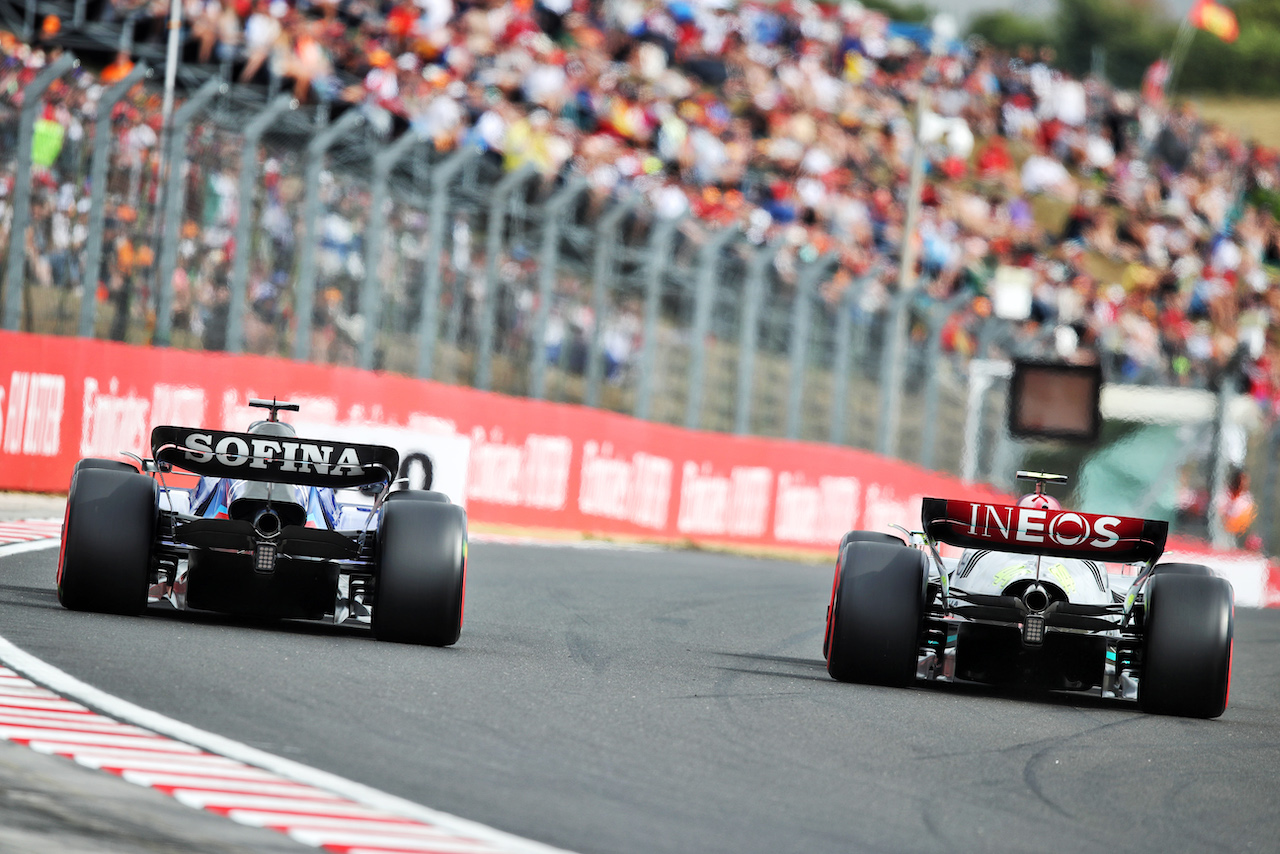 GP UNGHERIA, (L to R): Alexander Albon (THA) Williams Racing FW44 e Lewis Hamilton (GBR) Mercedes AMG F1 W13.
30.07.2022. Formula 1 World Championship, Rd 13, Hungarian Grand Prix, Budapest, Hungary, Qualifiche Day.
 - www.xpbimages.com, EMail: requests@xpbimages.com © Copyright: Coates / XPB Images