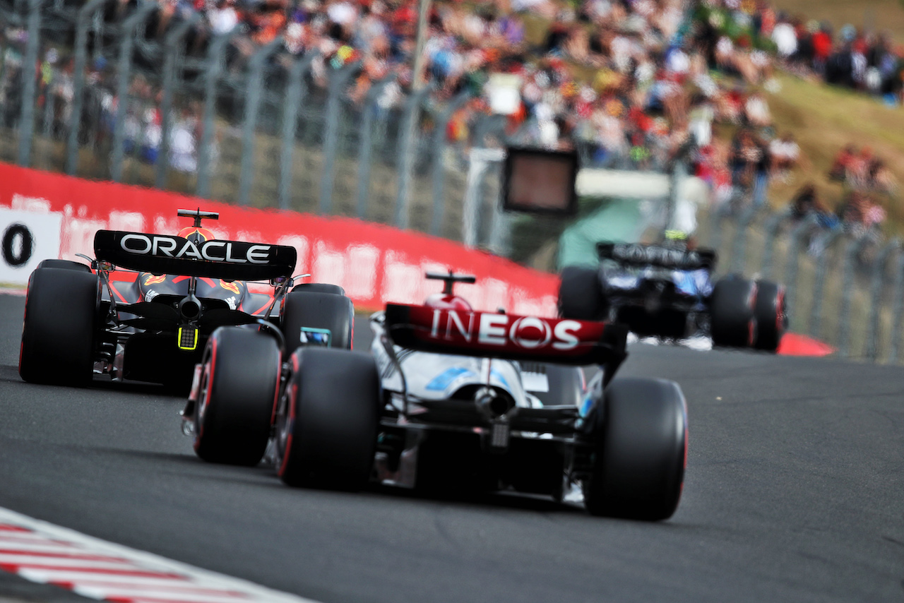 GP UNGHERIA, Max Verstappen (NLD) Red Bull Racing RB18 davanti a George Russell (GBR) Mercedes AMG F1 W13.
30.07.2022. Formula 1 World Championship, Rd 13, Hungarian Grand Prix, Budapest, Hungary, Qualifiche Day.
 - www.xpbimages.com, EMail: requests@xpbimages.com © Copyright: Coates / XPB Images