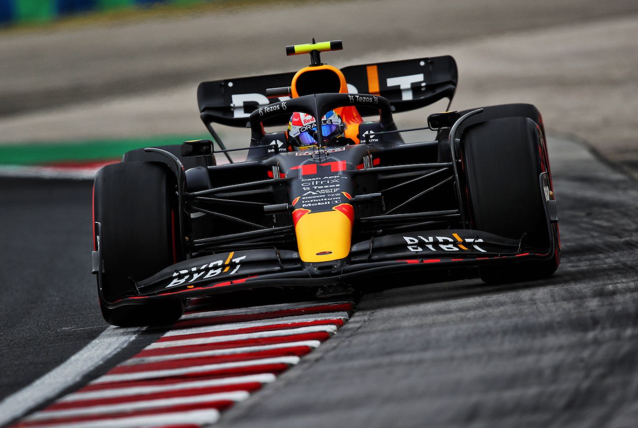 GP UNGHERIA, Sergio Perez (MEX) Red Bull Racing RB18.
30.07.2022. Formula 1 World Championship, Rd 13, Hungarian Grand Prix, Budapest, Hungary, Qualifiche Day.
 - www.xpbimages.com, EMail: requests@xpbimages.com © Copyright: Coates / XPB Images