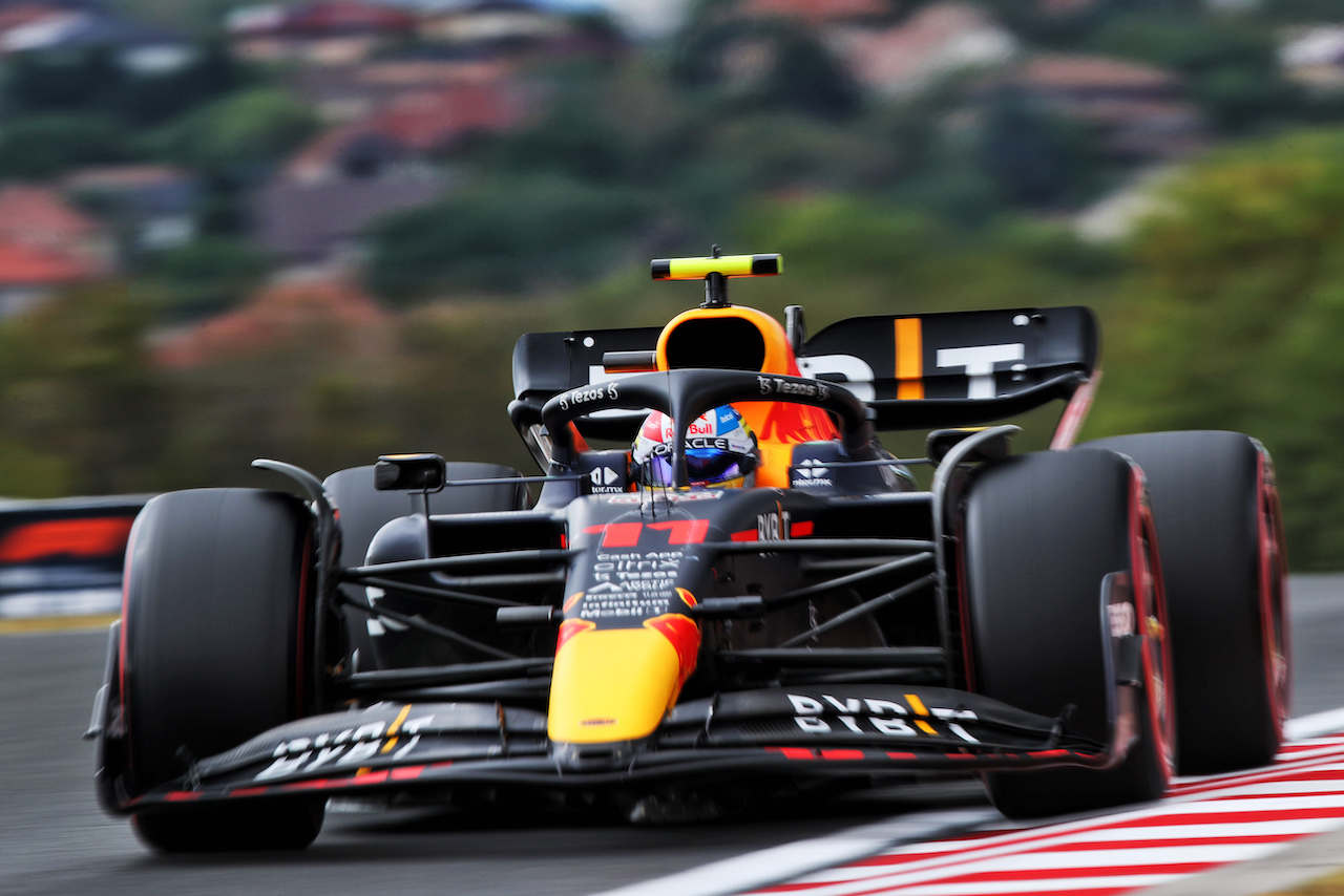 GP UNGHERIA, Sergio Perez (MEX) Red Bull Racing RB18.
30.07.2022. Formula 1 World Championship, Rd 13, Hungarian Grand Prix, Budapest, Hungary, Qualifiche Day.
 - www.xpbimages.com, EMail: requests@xpbimages.com © Copyright: Coates / XPB Images