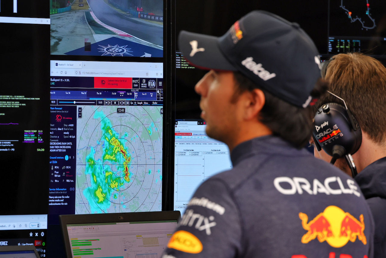 GP UNGHERIA, Sergio Perez (MEX) Red Bull Racing - weather radar.
30.07.2022. Formula 1 World Championship, Rd 13, Hungarian Grand Prix, Budapest, Hungary, Qualifiche Day.
- www.xpbimages.com, EMail: requests@xpbimages.com © Copyright: Batchelor / XPB Images