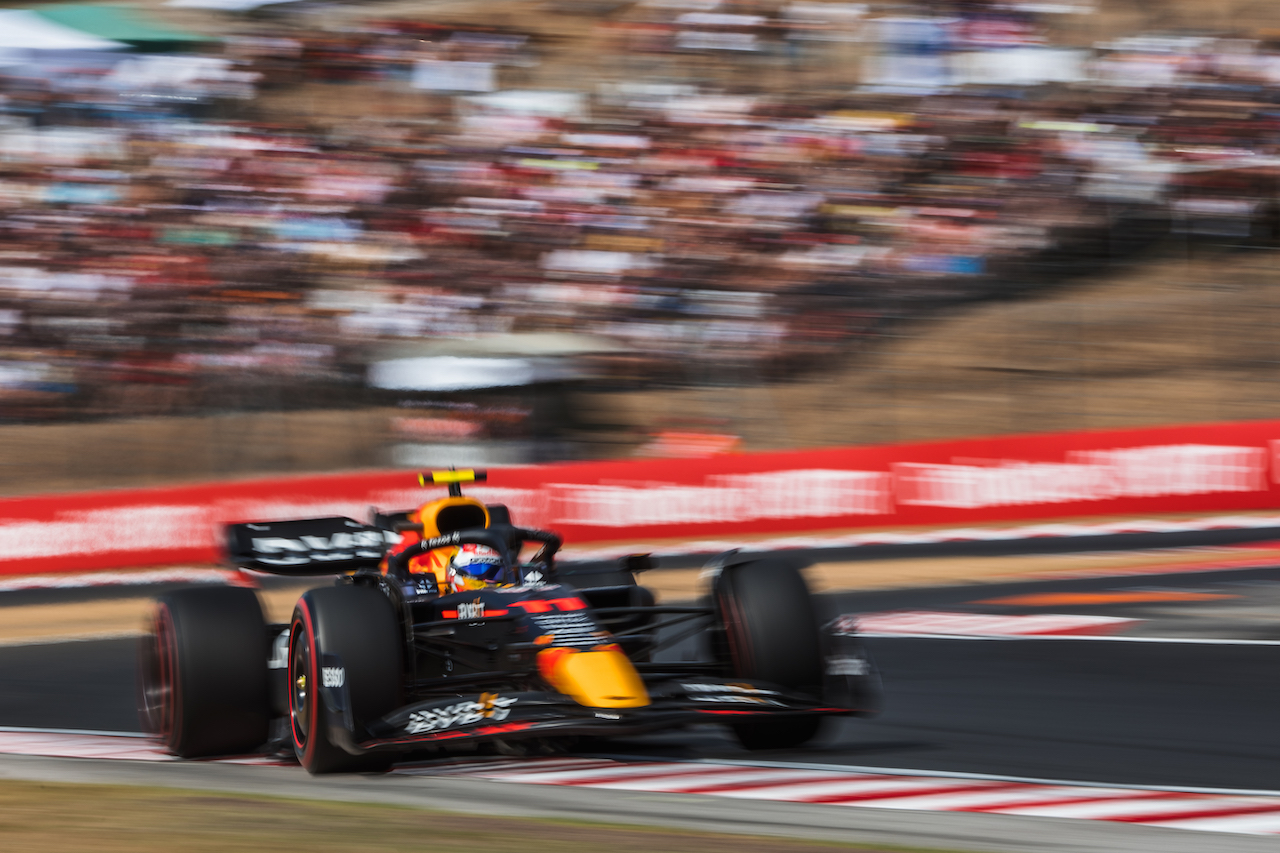 GP UNGHERIA, Sergio Perez (MEX) Red Bull Racing RB18.
29.07.2022. Formula 1 World Championship, Rd 13, Hungarian Grand Prix, Budapest, Hungary, Practice Day.
- www.xpbimages.com, EMail: requests@xpbimages.com © Copyright: Bearne / XPB Images