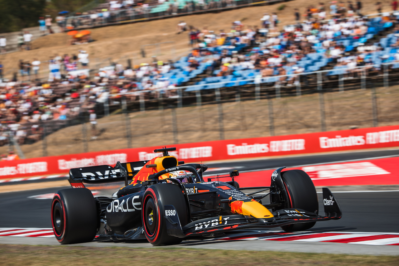 GP UNGHERIA, Max Verstappen (NLD) Red Bull Racing RB18.
29.07.2022. Formula 1 World Championship, Rd 13, Hungarian Grand Prix, Budapest, Hungary, Practice Day.
- www.xpbimages.com, EMail: requests@xpbimages.com © Copyright: Bearne / XPB Images