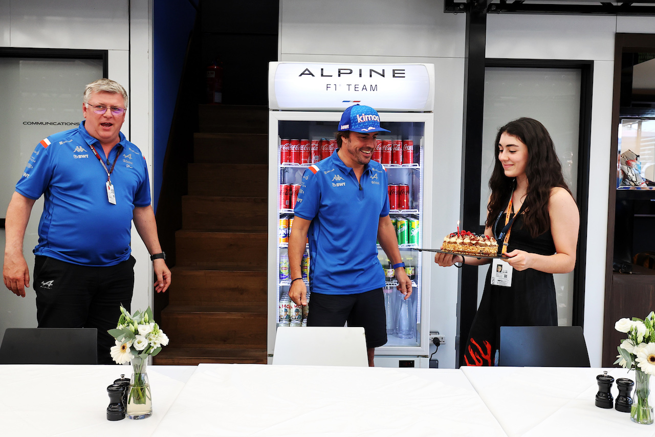 GP UNGHERIA, Fernando Alonso (ESP) Alpine F1 Team celebrates his birthday with Otmar Szafnauer (USA) Alpine F1 Team, Team Principal, his family, e a cake.
29.07.2022. Formula 1 World Championship, Rd 13, Hungarian Grand Prix, Budapest, Hungary, Practice Day.
- www.xpbimages.com, EMail: requests@xpbimages.com © Copyright: Moy / XPB Images