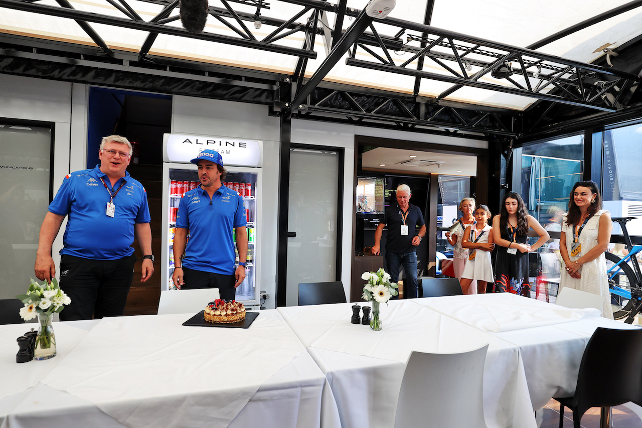 GP UNGHERIA, Fernando Alonso (ESP) Alpine F1 Team celebrates his birthday with Otmar Szafnauer (USA) Alpine F1 Team, Team Principal, his family, e a cake.
29.07.2022. Formula 1 World Championship, Rd 13, Hungarian Grand Prix, Budapest, Hungary, Practice Day.
- www.xpbimages.com, EMail: requests@xpbimages.com © Copyright: Moy / XPB Images