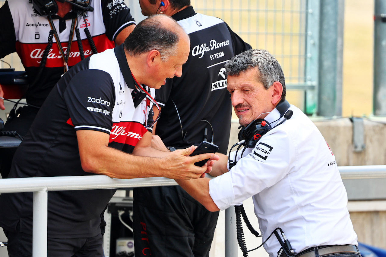 GP UNGHERIA, (L to R): Frederic Vasseur (FRA) Alfa Romeo F1 Team Team Principal with Guenther Steiner (ITA) Haas F1 Team Prinicipal.
29.07.2022. Formula 1 World Championship, Rd 13, Hungarian Grand Prix, Budapest, Hungary, Practice Day.
- www.xpbimages.com, EMail: requests@xpbimages.com © Copyright: Batchelor / XPB Images