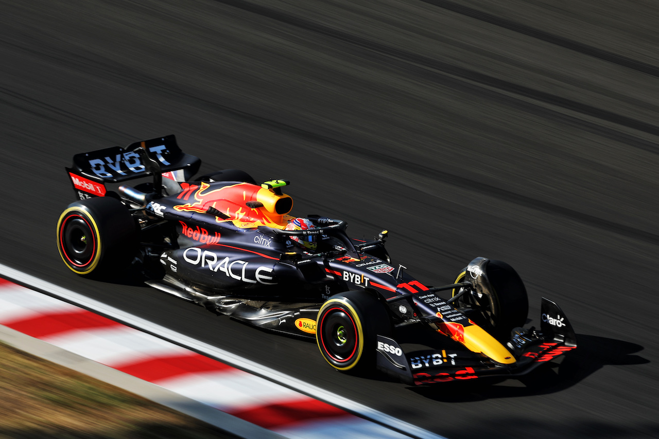GP UNGHERIA, Sergio Perez (MEX) Red Bull Racing RB18.
29.07.2022. Formula 1 World Championship, Rd 13, Hungarian Grand Prix, Budapest, Hungary, Practice Day.
- www.xpbimages.com, EMail: requests@xpbimages.com © Copyright: Bearne / XPB Images