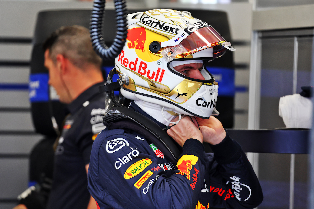 GP UNGHERIA, Max Verstappen (NLD) Red Bull Racing.
29.07.2022. Formula 1 World Championship, Rd 13, Hungarian Grand Prix, Budapest, Hungary, Practice Day.
- www.xpbimages.com, EMail: requests@xpbimages.com © Copyright: Batchelor / XPB Images