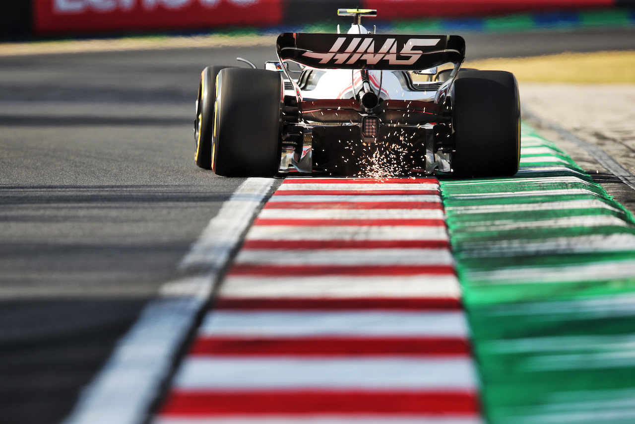 GP UNGHERIA, Mick Schumacher (GER) Haas VF-22 sends sparks flying.
29.07.2022. Formula 1 World Championship, Rd 13, Hungarian Grand Prix, Budapest, Hungary, Practice Day.
 - www.xpbimages.com, EMail: requests@xpbimages.com © Copyright: Coates / XPB Images