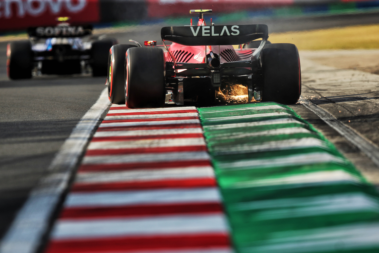 GP UNGHERIA, Carlos Sainz Jr (ESP) Ferrari F1-75 sends sparks flying.
29.07.2022. Formula 1 World Championship, Rd 13, Hungarian Grand Prix, Budapest, Hungary, Practice Day.
 - www.xpbimages.com, EMail: requests@xpbimages.com © Copyright: Coates / XPB Images
