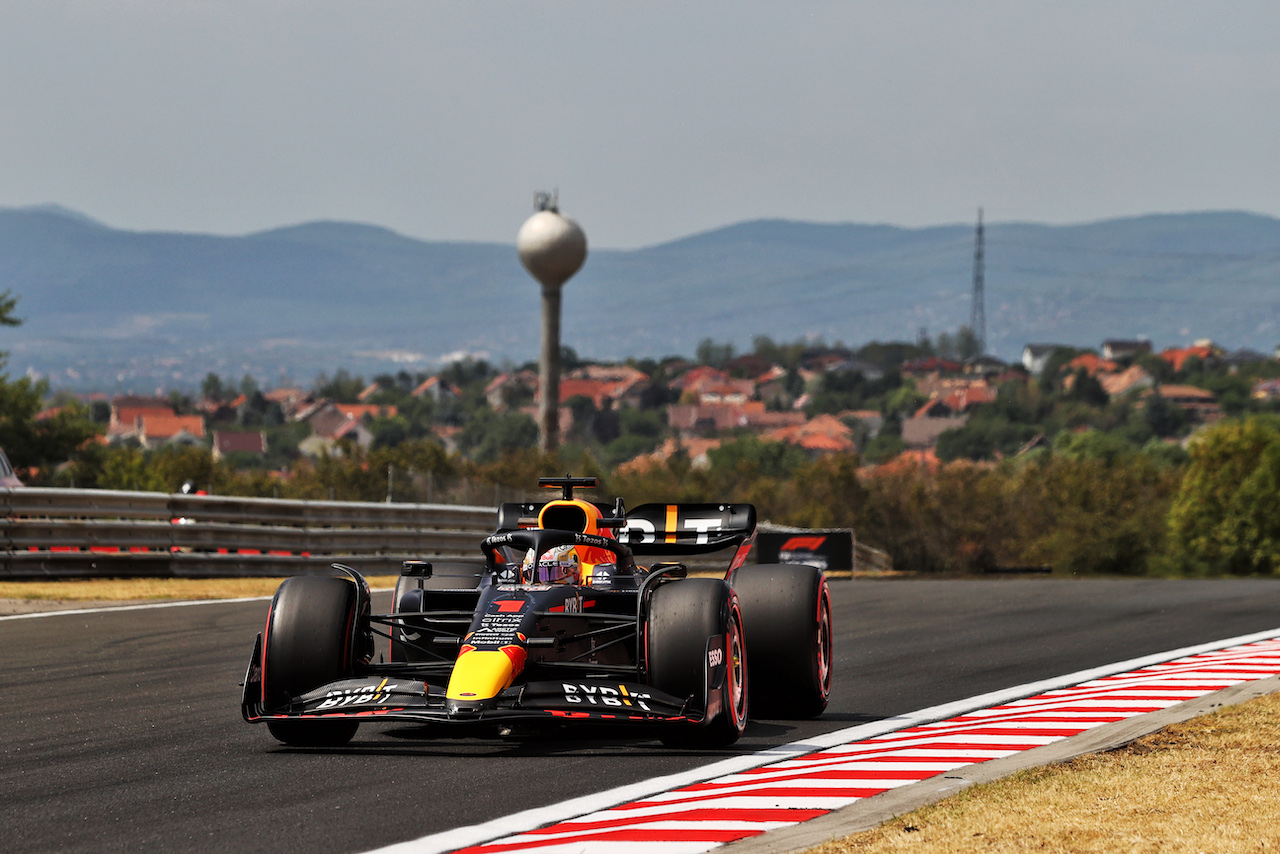 GP UNGHERIA, Max Verstappen (NLD) Red Bull Racing RB18.
29.07.2022. Formula 1 World Championship, Rd 13, Hungarian Grand Prix, Budapest, Hungary, Practice Day.
- www.xpbimages.com, EMail: requests@xpbimages.com © Copyright: Batchelor / XPB Images