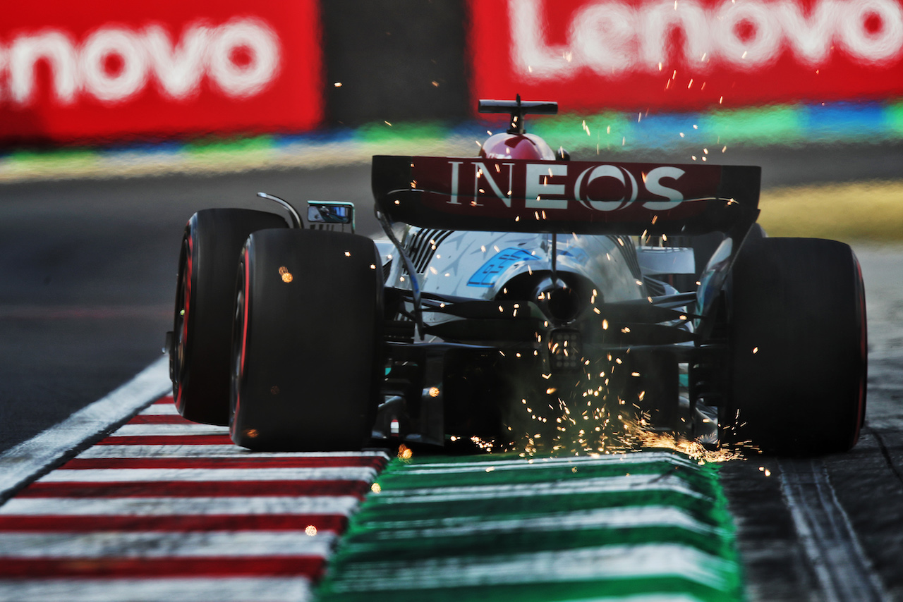 GP UNGHERIA, George Russell (GBR) Mercedes AMG F1 W13 sends sparks flying.
29.07.2022. Formula 1 World Championship, Rd 13, Hungarian Grand Prix, Budapest, Hungary, Practice Day.
 - www.xpbimages.com, EMail: requests@xpbimages.com © Copyright: Coates / XPB Images