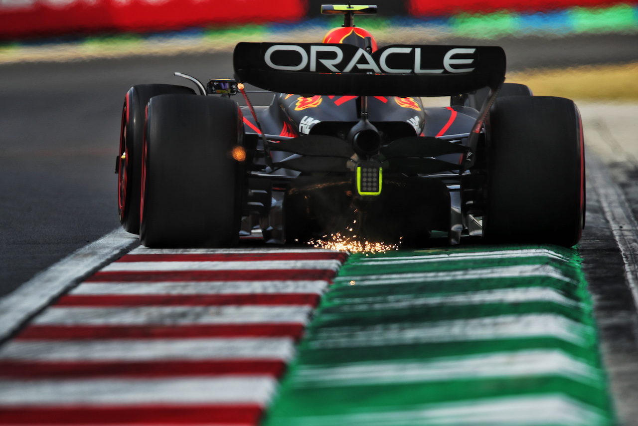 GP UNGHERIA, Sergio Perez (MEX) Red Bull Racing RB18 sends sparks flying.
29.07.2022. Formula 1 World Championship, Rd 13, Hungarian Grand Prix, Budapest, Hungary, Practice Day.
 - www.xpbimages.com, EMail: requests@xpbimages.com © Copyright: Coates / XPB Images