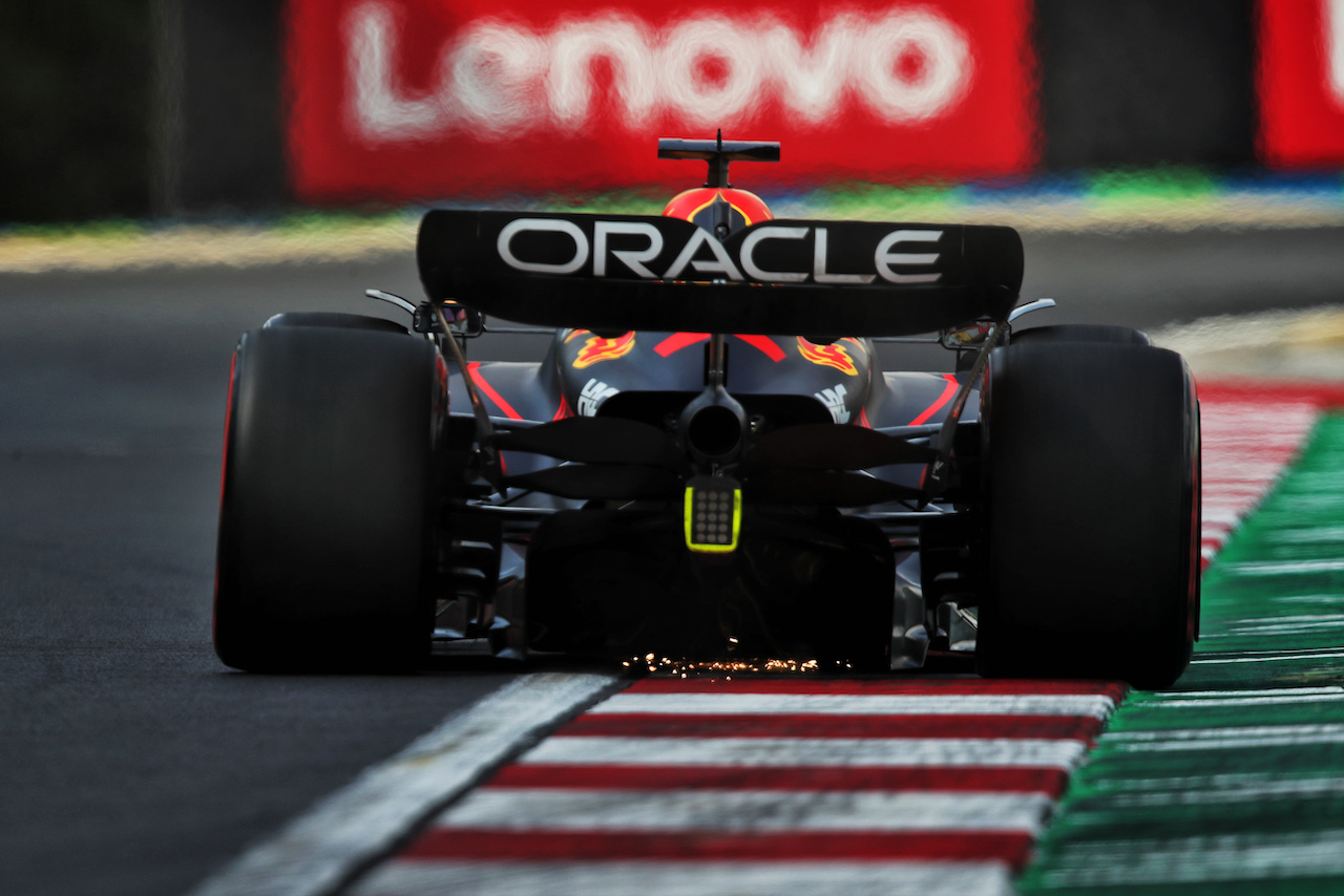 GP UNGHERIA, Max Verstappen (NLD) Red Bull Racing RB18 sends sparks flying.
29.07.2022. Formula 1 World Championship, Rd 13, Hungarian Grand Prix, Budapest, Hungary, Practice Day.
 - www.xpbimages.com, EMail: requests@xpbimages.com © Copyright: Coates / XPB Images