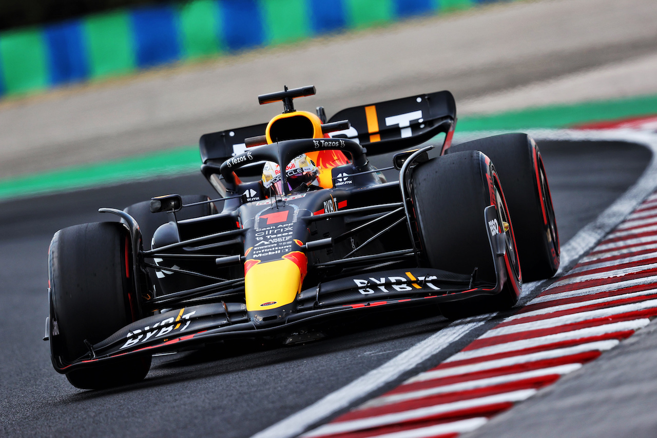 GP UNGHERIA, Max Verstappen (NLD) Red Bull Racing RB18.
29.07.2022. Formula 1 World Championship, Rd 13, Hungarian Grand Prix, Budapest, Hungary, Practice Day.
- www.xpbimages.com, EMail: requests@xpbimages.com © Copyright: Moy / XPB Images